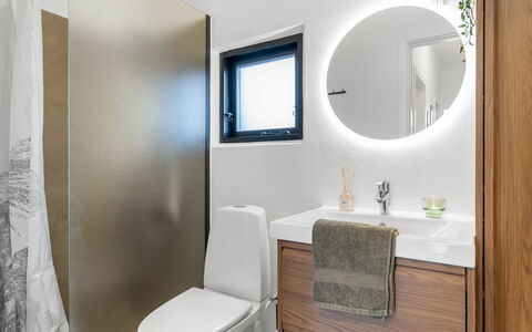 Gojko - from the Sea: Interieur Ontwerp, Flooring, Loodgieterswerkinrichting, Badkamer, Toilet, Wc Bril, Verdieping, Badkamerkast, Spiegel, Wastafel