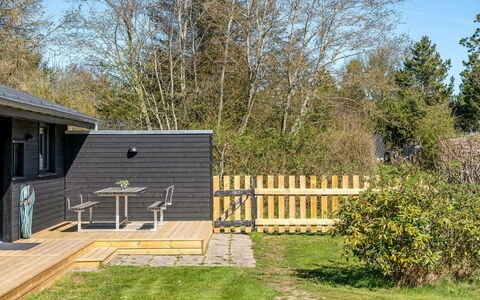 Gojko - from the Sea: Struik, Tuin, Groundcover, Plank, Backyard, Hardwood, Siding, Verblijf, Schaduw, Werf