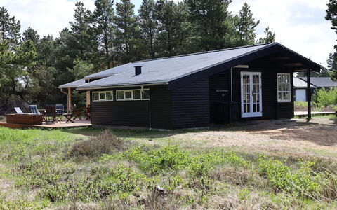 Momo - 2.8Km from the Sea: Hout, Huis, Dak, Huis, Verblijf, Deur, Land Lot, Siding, Garden Gebouwen, Schuur