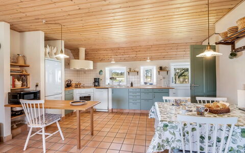Petteri - 600M to the Fjord: Meubilair, Interieur Ontwerp, Keuken, Flooring, Hout, Plafond, Countertop, Verdieping, Cabinetry, Lichte Inrichting