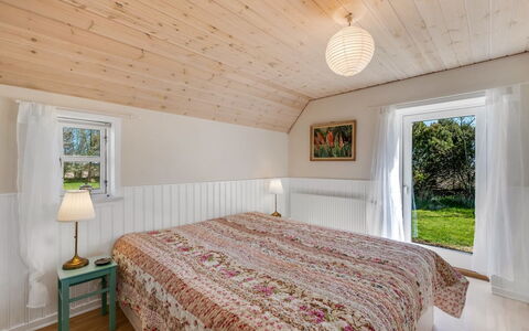 Petteri - 600M to the Fjord: Interieur Ontwerp, Hout, Plafond, Slaapkamer, Flooring, Bed, Verdieping, Meubilair, Verlichting, Laken