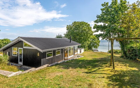 Stefan - 50M from the Sea: Dak, Huis, Huis, Verblijf, Deur, Siding, Dek, Veranda, Plank, Hardwood