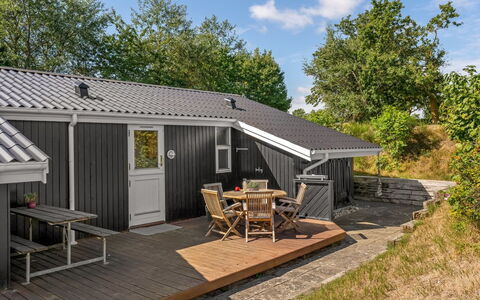Stefan - 50M from the Sea: Dak, Huis, Huis, Verblijf, Deur, Siding, Dek, Veranda, Plank, Hardwood