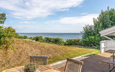 Stefan - 50M from the Sea: Dak, Huis, Huis, Verblijf, Deur, Siding, Dek, Veranda, Plank, Hardwood