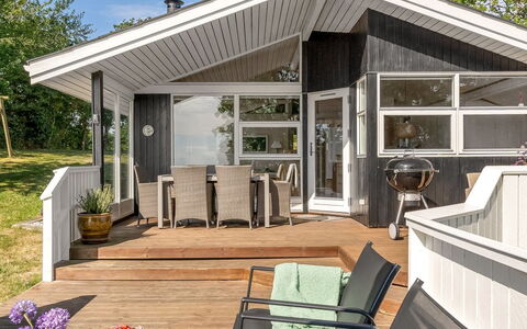 Stefan - 50M from the Sea: Dak, Huis, Huis, Verblijf, Deur, Siding, Dek, Veranda, Plank, Hardwood