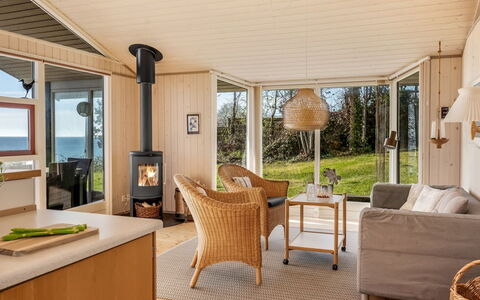 Stefan - 50M from the Sea: Hout, Meubilair, Flooring, Interieur Ontwerp, Verdieping, Plafond, Huis, Woonkamer, Houten Vloer, Tafel