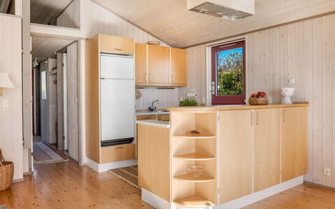 Stefan - 50M from the Sea: Hout, Flooring, Interieur Ontwerp, Verdieping, Plafond, Keuken, Kamer, Countertop, Meubilair, Beits