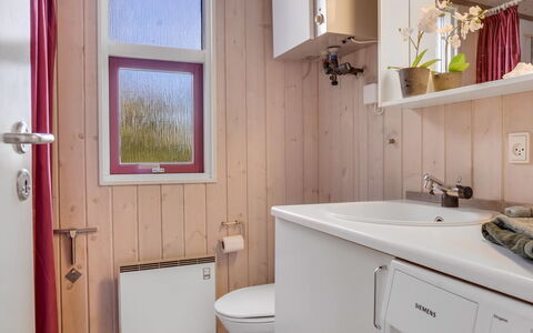 Stefan - 50M from the Sea: Muur, Hout, Loodgieterswerkinrichting, Flooring, Verdieping, Wastafel, Wastafel In De Badkamer, Interieur Ontwerp, Badkamer, Loodgieter