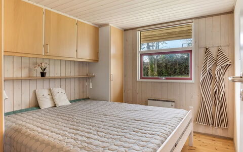 Stefan - 50M from the Sea: Interieur Ontwerp, Hout, Flooring, Verdieping, Meubilair, Plafond, Kamer, Slaapkamer, Bed, Verlichting
