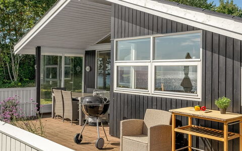 Stefan - 50M from the Sea: Hout, Huis, Deur, Verblijf, Siding, Veranda, Hardwood, Schaduw, Plank, Garden Gebouwen