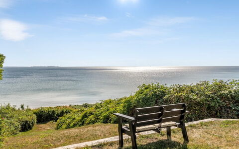 Stefan - 50M from the Sea: Blauw, Lucht, Dag, Groen, Water, Zwemwater, Horizon, Openluchtbank, Natuurlijk Landschap, Zee