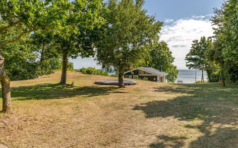 Stefan - 50M from the Sea: Blauw, Boom, Gras, Land Lot, Plain, Schaduw, Gazon, Weide, Landscaping, Park