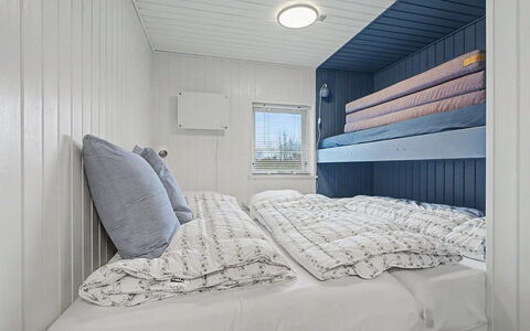 Jarik - 340M from the Sea: Slaapkamer, Hout, Bed, Laken, Verdieping, Bedding, Flooring, Interieur Ontwerp, Plafond, Linens