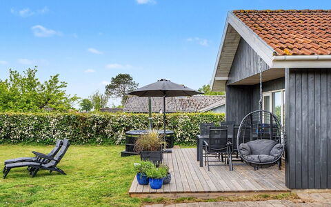 Jarik - 340M from the Sea: Dak, Huis, Huis, Verblijf, Schaduw, Siding, Veranda, Buitenmeubels, Tuin, Landgoed