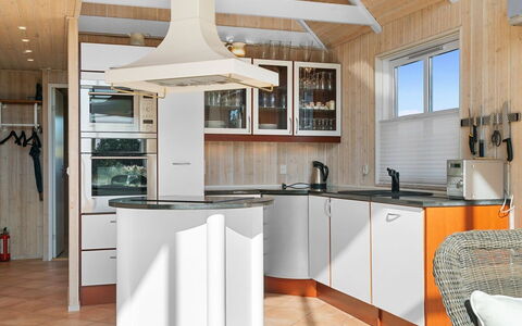 Yanne - 550M from the Sea: Hout, Flooring, Interieur Ontwerp, Verdieping, Plafond, Cabinetry, Keuken, Lichte Inrichting, Toestel Van De Keuken, Major Appliance