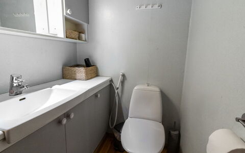 Ohola: Wc Bril, Wastafel In De Badkamer, Badkamer, Loodgieterswerkinrichting, Toilet, Wastafel, Muur, Verdieping, Flooring, Kraan
