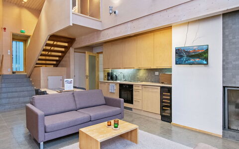 Villa Sinikka 1: Interieur Ontwerp, Meubilair, Flooring, Hout, Bankstel, Verdieping, Plafond, Woonkamer, Kamer, Verlichting