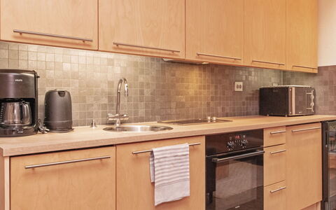 Villa Sinikka 1: Countertop, Keuken, Toestel Van De Keuken, Cabinetry, Major Appliance, Hout, Gootsteen, Wastafel, Loodgieterswerkinrichting, Flooring