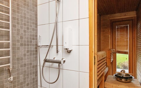Villa Sinikka 1: Flooring, Hout, Verdieping, Loodgieterswerkinrichting, Interieur Ontwerp, Badkamer, Loodgieter, Douche, Kamer, Douchekop