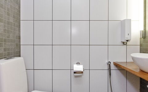 Villa Sinikka 1: Badkamer, Loodgieterswerkinrichting, Muur, Flooring, Wc Bril, Toilet, Interieur Ontwerp, Verdieping, Loodgieter, Kraan