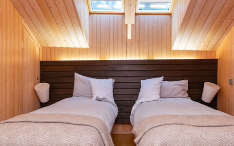 Villa Antti: Interieur Ontwerp, Verdieping, Flooring, Hout, Slaapkamer, Plafond, Bed, Meubilair, Verlichting, Linens