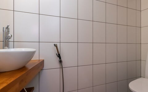 Villa Antti: Flooring, Badkamer, Muur, Loodgieterswerkinrichting, Verdieping, Interieur Ontwerp, Loodgieter, Tegel, Kraan, Toilet