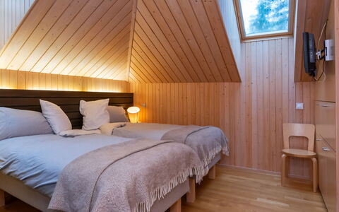 Villa Antti: Flooring, Verdieping, Interieur Ontwerp, Hout, Plafond, Slaapkamer, Bed, Houten Vloer, Meubilair, Verlichting