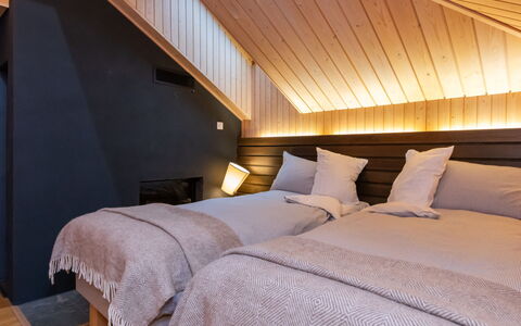Villa Antti: Slaapkamer, Interieur Ontwerp, Hout, Flooring, Verdieping, Bed, Laken, Bedding, Plafond, Meubilair
