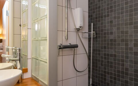 Villa Antti: Badkamer, Loodgieterswerkinrichting, Muur, Flooring, Interieur Ontwerp, Verdieping, Douchekop, Toilet, Spiegel, Douche