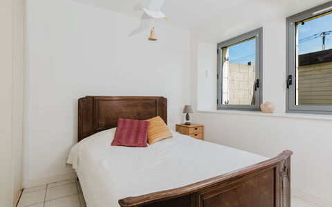 L'Appel du Large: Bed, Slaapkamer, Meubilair, Muur, Interieur Ontwerp, Bedding, Laken, Plafond, Hout, Kamer