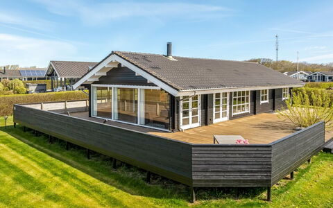 Burghar - 300M to the Fjord: Meubilair, Interieur Ontwerp, Hout, Plafond, Flooring, Verdieping, Houten Vloer, Keuken En Eettafel, Tafel, Lichte Inrichting