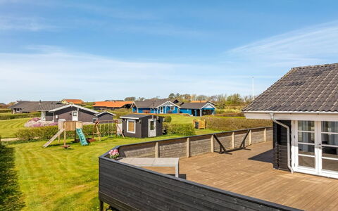 Burghar - 300M to the Fjord: Meubilair, Interieur Ontwerp, Hout, Plafond, Flooring, Verdieping, Houten Vloer, Keuken En Eettafel, Tafel, Lichte Inrichting