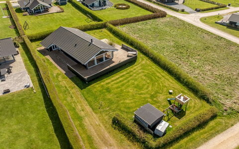 Burghar - 300M to the Fjord: Meubilair, Interieur Ontwerp, Hout, Plafond, Flooring, Verdieping, Houten Vloer, Keuken En Eettafel, Tafel, Lichte Inrichting