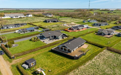 Burghar - 300M to the Fjord: Meubilair, Interieur Ontwerp, Hout, Plafond, Flooring, Verdieping, Houten Vloer, Keuken En Eettafel, Tafel, Lichte Inrichting