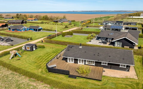 Burghar - 300M to the Fjord: Meubilair, Interieur Ontwerp, Hout, Plafond, Flooring, Verdieping, Houten Vloer, Keuken En Eettafel, Tafel, Lichte Inrichting