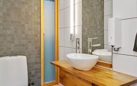 Villa Hanna: Badkamer, Wastafel In De Badkamer, Loodgieterswerkinrichting, Flooring, Wastafel, Muur, Interieur Ontwerp, Verdieping, Kraan, Spiegel