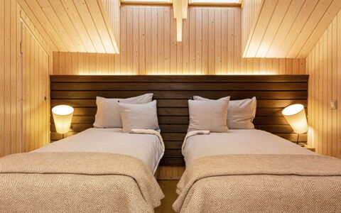 Villa Johanna: Interieur Ontwerp, Verdieping, Hout, Flooring, Slaapkamer, Plafond, Verlichting, Bed, Meubilair, Bruin