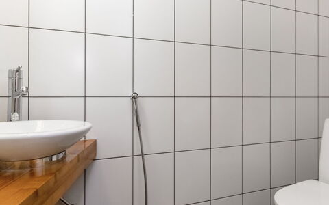 Villa Johanna: Flooring, Muur, Loodgieterswerkinrichting, Badkamer, Verdieping, Interieur Ontwerp, Loodgieter, Tegel, Kraan, Kamer