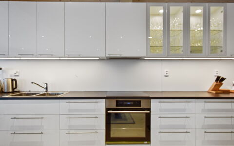 Villa Ruuska: Hout, Cabinetry, Keuken, Flooring, Interieur Ontwerp, Toestel Van De Keuken, Countertop, Meubilair, Kast, Lade