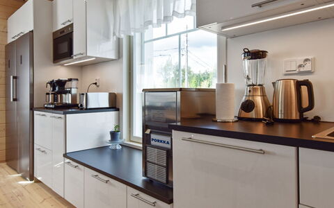 Villa Ruuska: Toestel Van De Keuken, Keuken, Countertop, Cabinetry, Interieur Ontwerp, Major Appliance, Meubilair, Huishoudapparatuur, Flooring, Hout