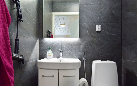 Villa Ruuska: Badkamer, Loodgieterswerkinrichting, Muur, Interieur Ontwerp, Flooring, Wastafel, Wastafel In De Badkamer, Verdieping, Toilet, Wc Bril