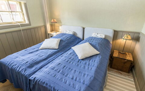 Gammelgård Jahtimaja: Slaapkamer, Bed, Hout, Laken, Bedding, Verdieping, Linens, Textiel, Meubilair, Flooring