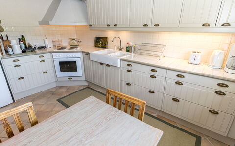 Gammelgård Jahtimaja: Hout, Flooring, Cabinetry, Keuken, Interieur Ontwerp, Verdieping, Lade, Countertop, Huis, Toestel Van De Keuken