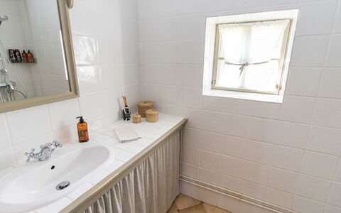 Gammelgård Jahtimaja: Flooring, Muur, Verdieping, Loodgieterswerkinrichting, Interieur Ontwerp, Badkamer, Kraan, Loodgieter, Tegel, Wastafel