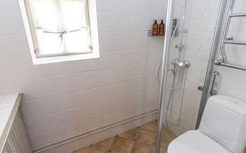 Gammelgård Jahtimaja: Loodgieterswerkinrichting, Flooring, Badkamer, Verdieping, Toilet, Wc Bril, Loodgieter, Tegel, Kamer, Douche