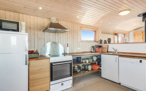 Bena - 300M from the Sea: Hout, Flooring, Verdieping, Plafond, Beits, Hardwood, Keuken, Plank, Countertop, Multiplex