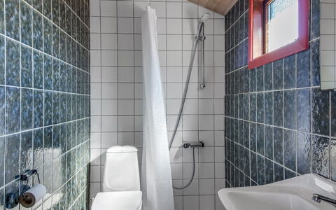 Bena - 300M from the Sea: Badkamer, Loodgieterswerkinrichting, Flooring, Wastafel, Verdieping, Wastafel In De Badkamer, Interieur Ontwerp, Tegel, Kraan, Toilet
