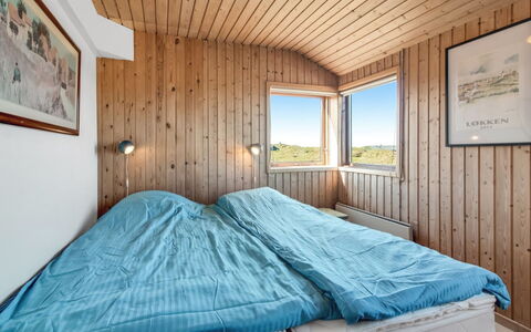 Bena - 300M from the Sea: Hout, Slaapkamer, Bed, Laken, Plafond, Bedding, Verdieping, Bed Frame, Hardwood, Beits