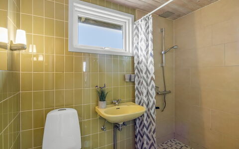 Sighfrith - 500M from the Sea: Wc Bril, Badkamer, Flooring, Loodgieterswerkinrichting, Toilet, Verdieping, Muur, Interieur Ontwerp, Hout, Wastafel In De Badkamer
