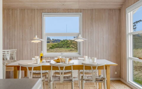 Sighfrith - 500M from the Sea: Meubilair, Hout, Flooring, Interieur Ontwerp, Eetkamer, Verdieping, Keuken En Eettafel, Tafel, Plafond, Stoel